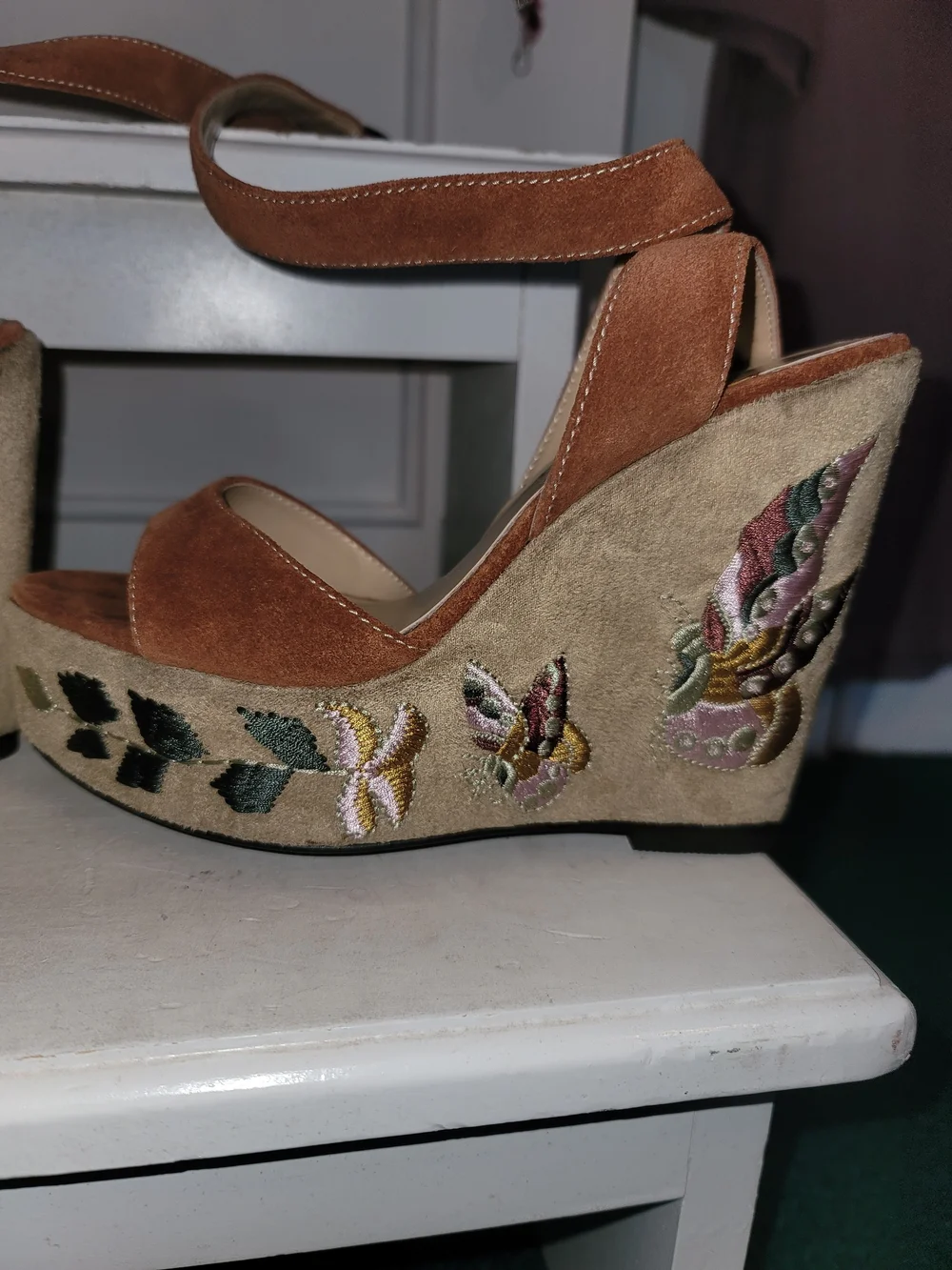 NEW Colin Stuart Brown Suede Embroidered Wedge Sandal - Women